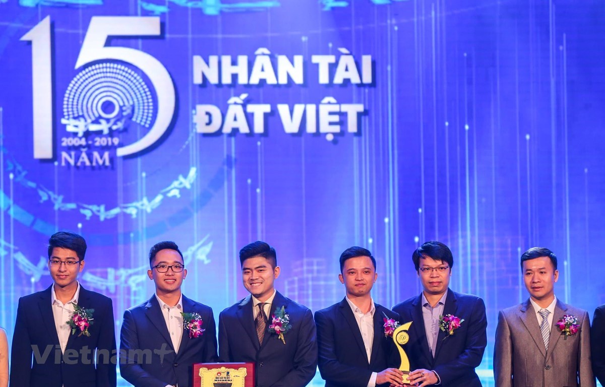 Группа авторов, занявшая первое место за программное обеспечение, которое автоматически преобразует вьетнамские голоса в текст, называемый «Origin-STT» (Фото: Минь Шон /Vietnam+)./.