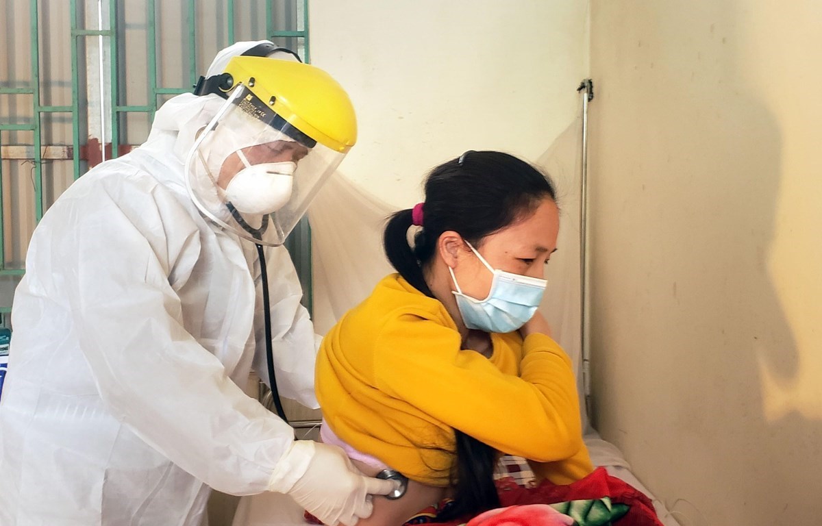 Доктор Чан Куанг Винь проводит медосмотр пациентам в карантинной зоне региональной больницы Куангха. (Фото: Хоанг Хунг / ВИА)