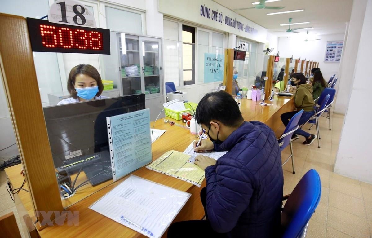 Работники приехали в офис, чтобы оформить страховки по безработице. (Фото: Ань Туан / ВИА)
