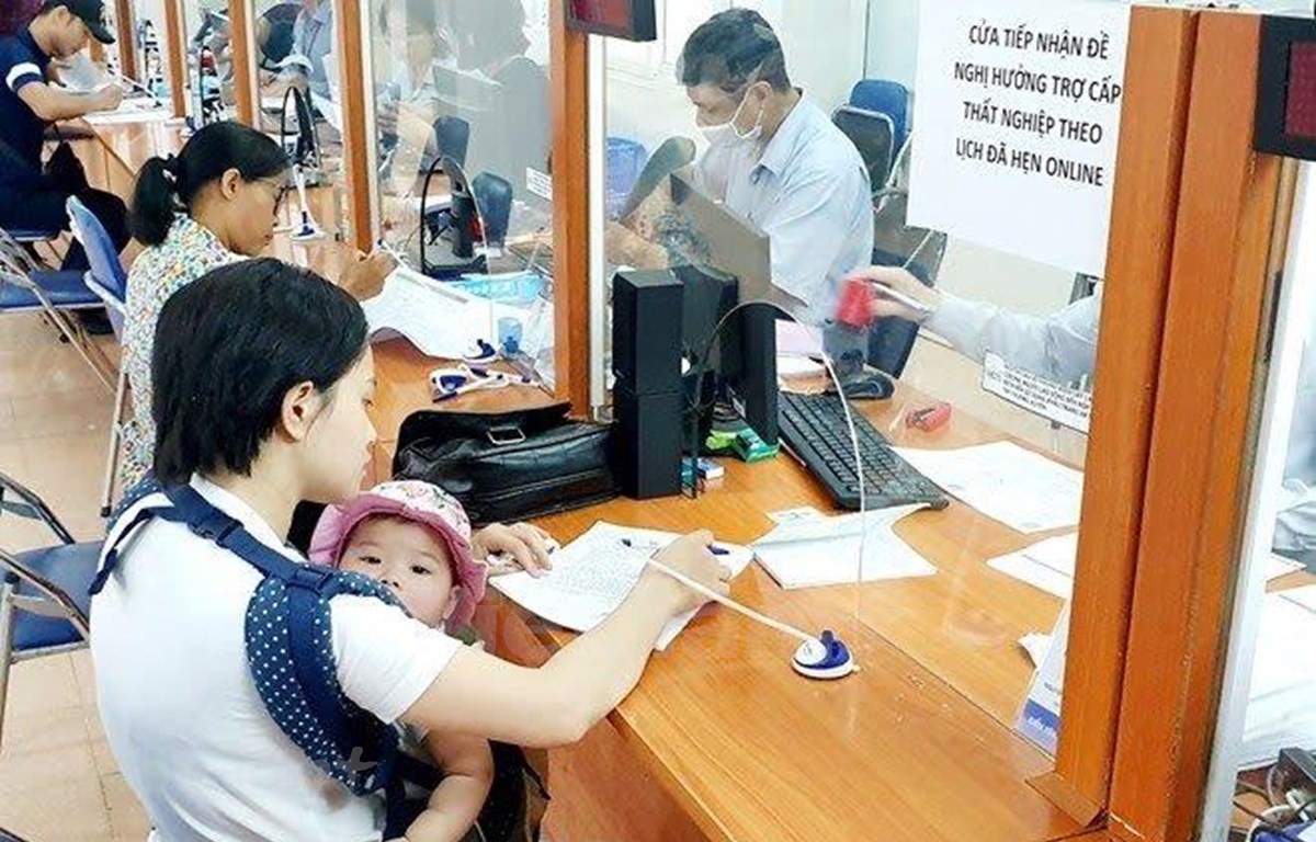 Трудящиеся, потерявшие работу из-за COVID-19, оформляют страхование по безработице. (Фото: Корр./Vietnam +)