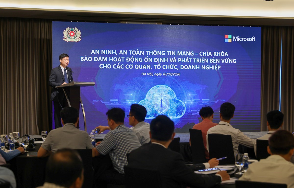 На конференции выступил генеральный директор Microsoft во Вьетнаме г-н Фам Тхе Чыонг. (Фото: Минь Шон / Vietnam +)