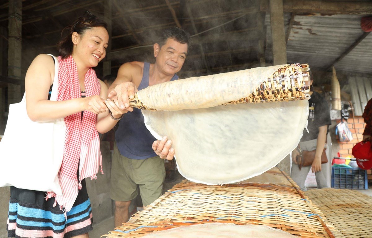 Туристы пробуют делать блин из рисовой муки в Кантхо. (Фото: Сотрудник/Vietnam +)