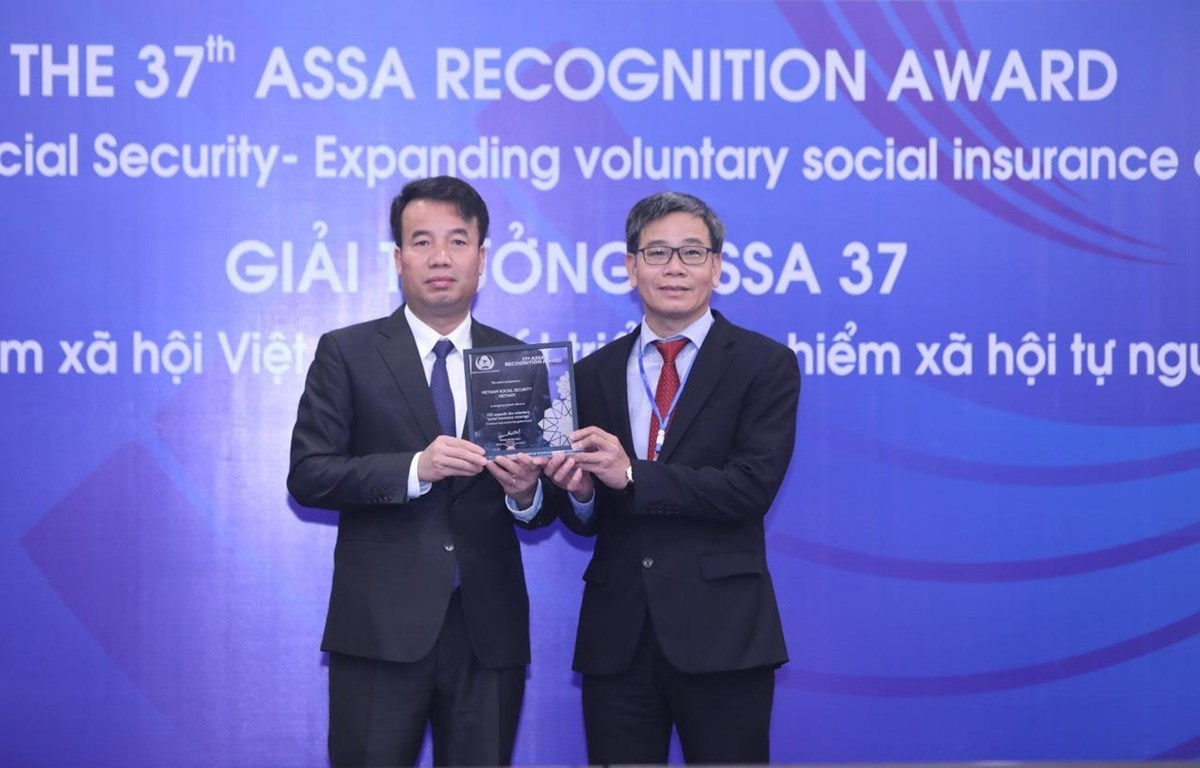 Служба социального страхования Вьетнама получила премию от президента ASSA в номинации “Постоянное совершенствование” с содержанием “Социальное страхование Вьетнама способствует развитию добровольных участников”. (Фото: Корр./Vietnam +)