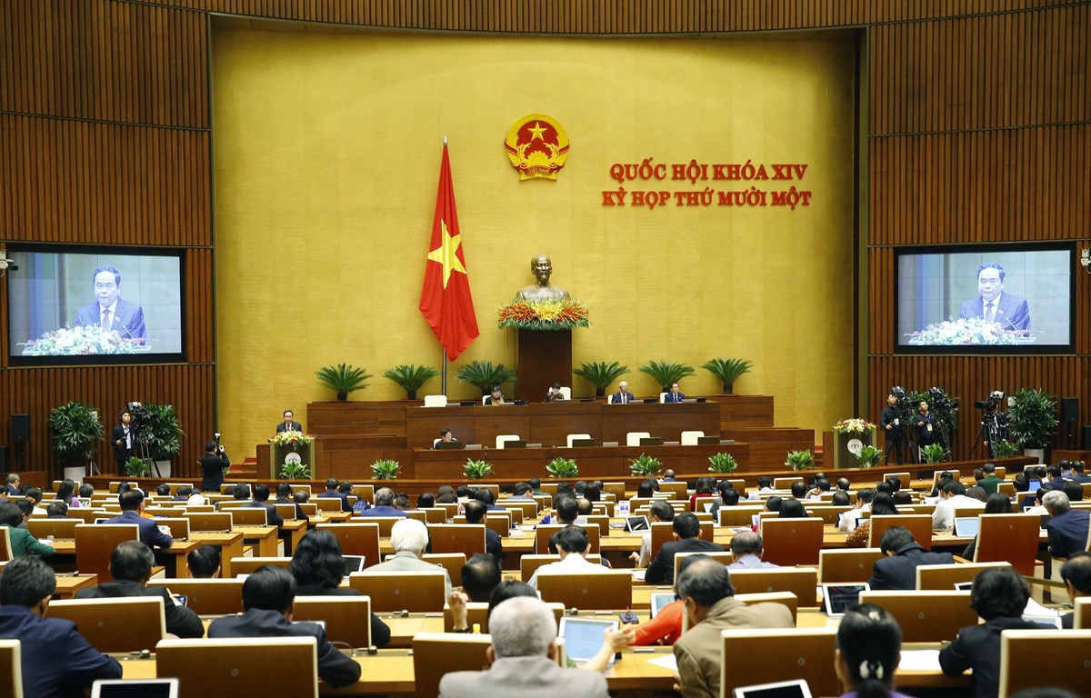 Председатель Центрального комитета Отечественного фронта Вьетнама Чан Тхань Ман зачитывает отчет, обобщающий мнения и рекомендации избирателей и населения на 11-й сессии Национального собрания 14-го созыва. (Фото: ВИА)