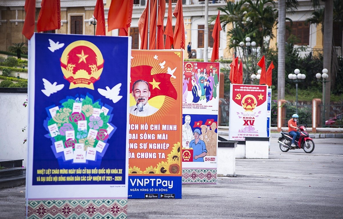 Улицы города Хоабинь укращены агитационными панно о выборах. (Фото: ВИА)