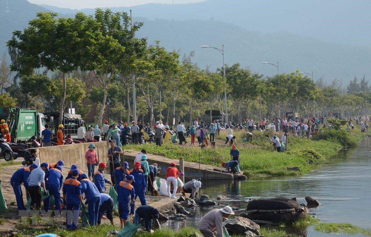 Участники в кампании по очистке окружающей среды в рыболовецком порту Тхокуанг. (Фото: Ван Зунг / ВИА)