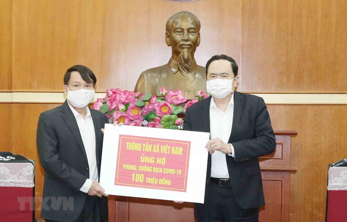 Секретарь ЦК Компартии и председатель ЦК Отечественного фронта Вьетнама Чан Тхань Ман принимает пожертвования от ВИА. (Фото: Фыонг Хоа / ВИА)