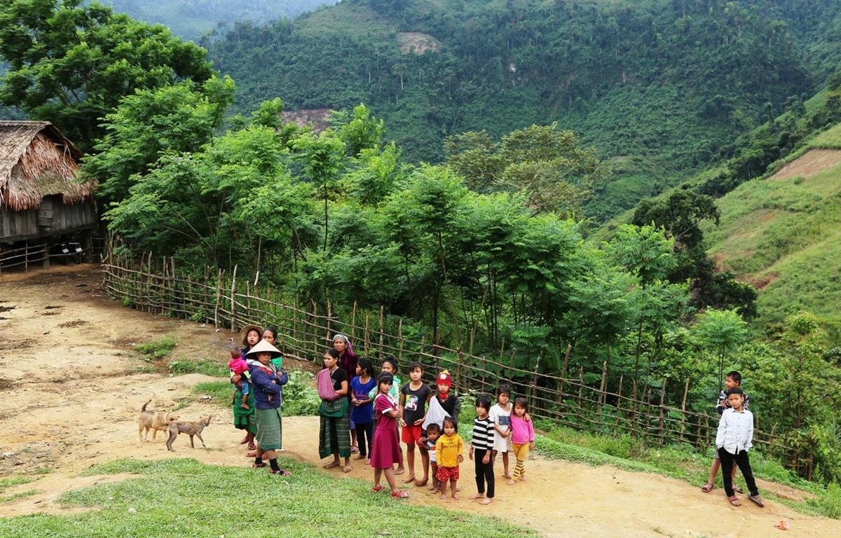 Жители народности Май в поселке Лом (общины Чонгхоа, уезда Миньхоа, провинции Куангбинь). (Фото: Мань Тхань/ВИА)