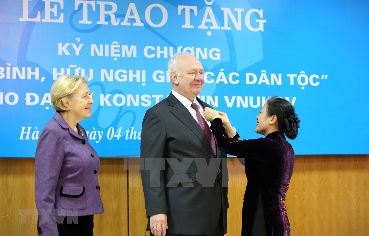 Председатель СВОД Нгуен Фыонг Нга вручает медаль «За мир и дружбу между народами» Послу К.Внукову. (Фото: ВИА)