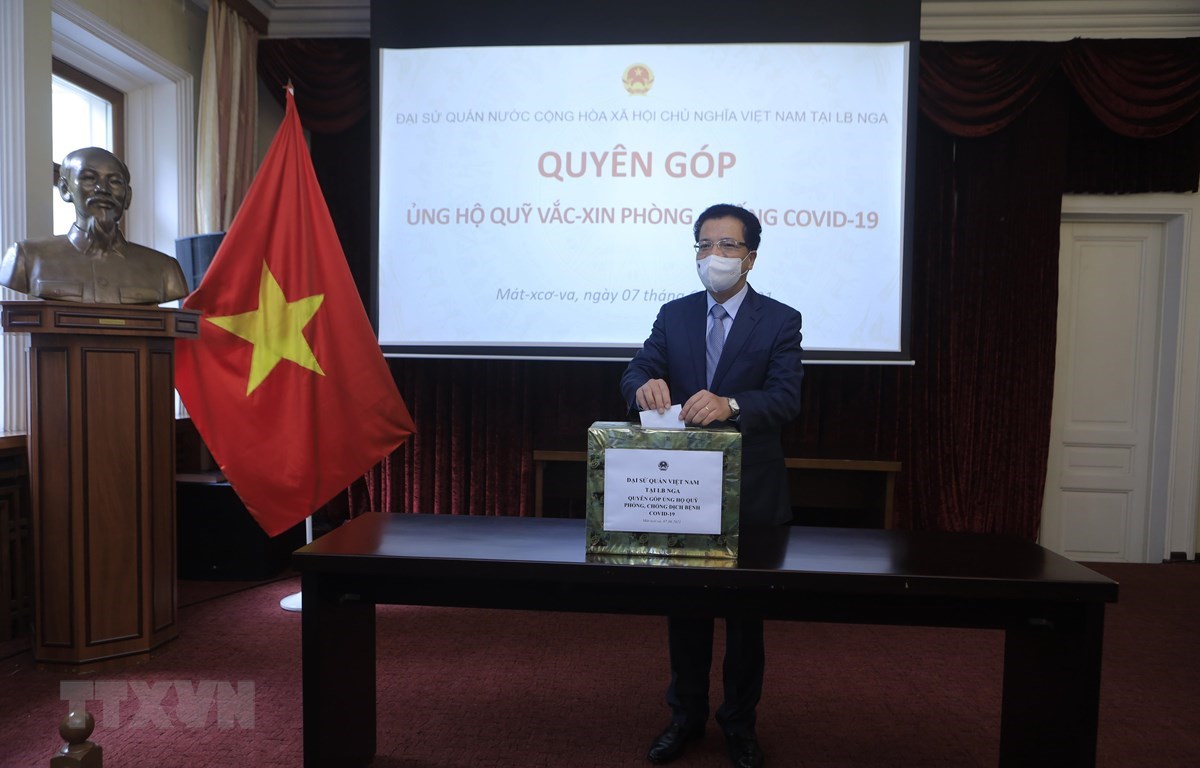 Новый посол Вьетнама в России Данг Минь Кхой внесет средства в поддержку Фонда вакцины против COVID-19. (Фото: ВИА)