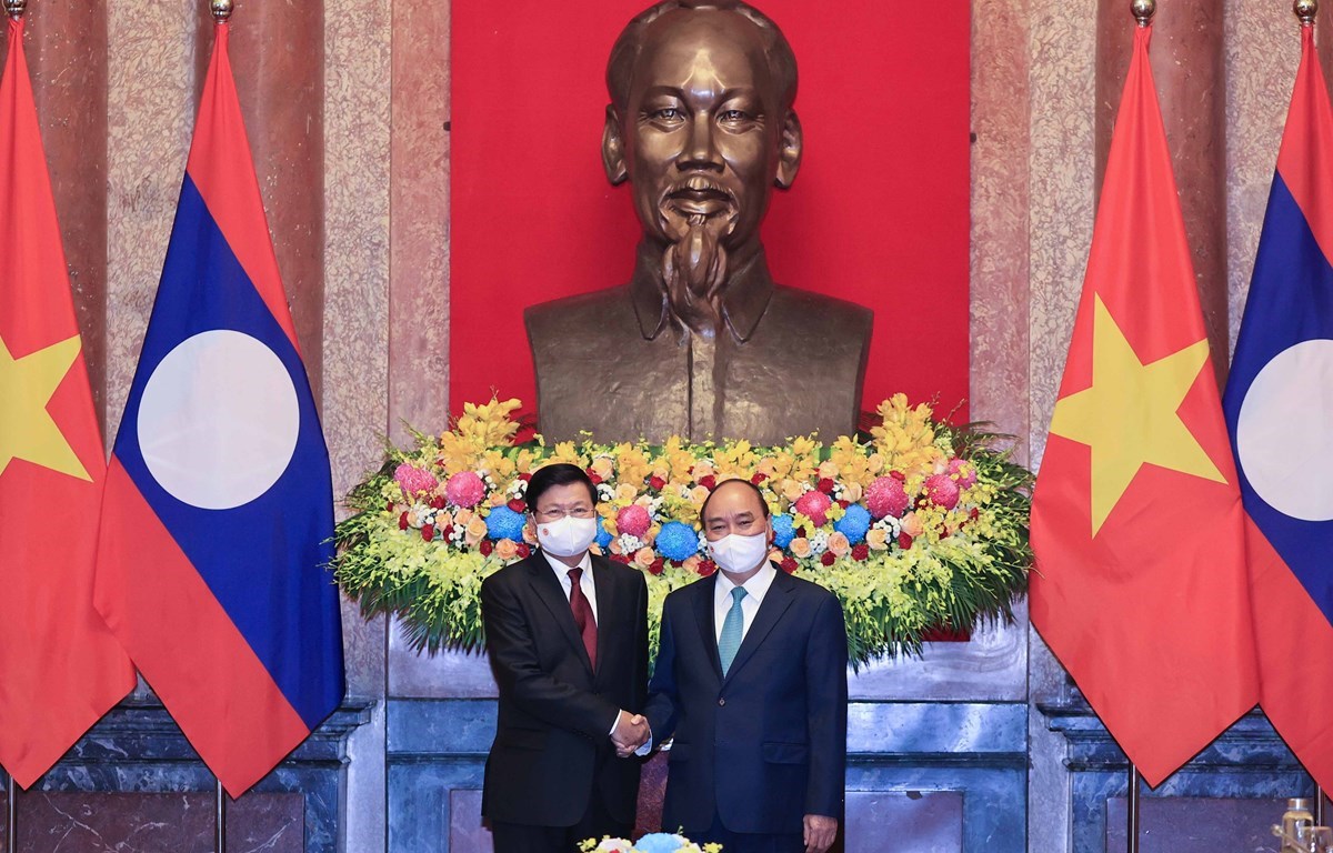 29 июня президент Вьетнама Нгуен Суан Фук имел встречу с генеральным секретарем партии Лаоса, президентом Тонглуном Сисулитом в Ханое (Фото: ВИА)