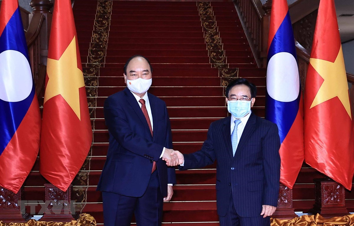 Президент государства Нгуен Суан Фук встретился с премьер-министром Лаоса Фанкхамом Випхаваном 9 августа. (Фото: Тхонг Нят/ВИА)