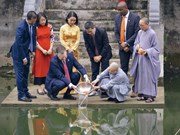 Посол США выпустил карпа, следуя ритуалу проводов “Онг Конг Онг Тао”