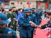 Тысячи молодых вьетнамцев идут в армию