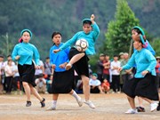 Девушки народности Шантьи, которые играют в футбол