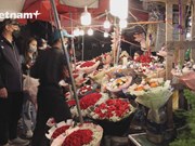 Крупнейший цветочный рынок столицы накануне женского вьетнамского праздника