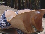 Девушка и ремесло по изготовлению деревянных сабо