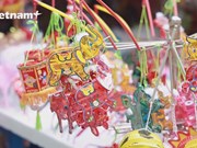Люди интересуются традиционными игрушками на Празднике середины осени 2022 года
