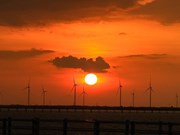 Красота заката на «поле ветряной энергии» в Баклиеу