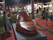 Гигантская кожаная обувь привлекает клиентов на фестивале Вьетнамской ремесленной деревни 2023 года