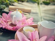 Наслаждаться чаем с ароматом лотоса в летнее утро