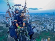 Туристы любуются городом Хошимин с высоты полёта на параплане