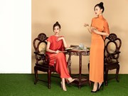Красавицы Киеу Лоан и До Ми Линь продвигает вьетнамскую культуру чая и шелка