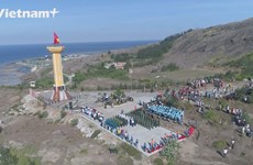 Церемония поднятия флага на самой высокой вершине острова Лишон