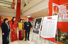 Фотовыставка ВИА «Уверенно шагать под славным флагом Партии» привлекает внимание делегатов XIII съезда