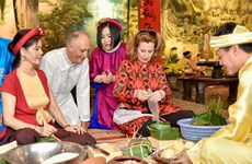 Иностранцы и традиционный новогодний пирог баньчынг Вьетнама
