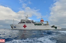 Корабль 561 - мобильный современный госпиталь в Восточном море