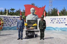 Статуя генерала Во Нгуен Зиапа на архипелаге Чыонгша