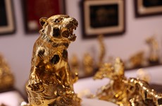 Изготовление фигурок тигров, покрытых 24-каратным золотом для Года Тигра 2022 