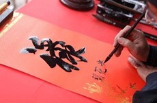 Написание каллиграфических слов в первые дни Нового года - традиция вьетнамской культуры