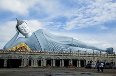 Кхмерская пагода с самым большим лежащим Буддой во Вьетнаме в Шокчанге