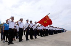 Уважение поколений солдат и людей, которые защищают море и острова Вьетнама