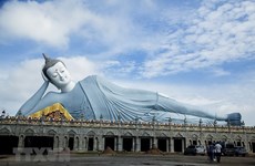 Посещение кхмерской пагоды, где находится гигантская лежащая статуя Будды