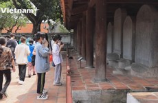 Ритуал молитбы на удачу в Храме литературы накануне экзаменов во Вьетнаме