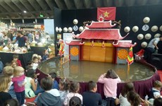 Представление спектаклей вьетнамского кукольного театра на воде в Южной Корее