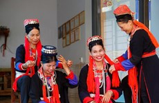 Наслаждение уникальной красотой традиционных костюмов 22 этнических групп