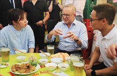 Премьер-министр Австралии Энтони Альбанезе пробует пиво и знаменитый баньми в Ханое