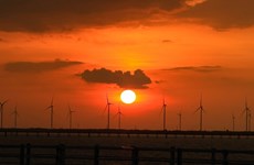 Красота заката на «поле ветряной энергии» в Баклиеу