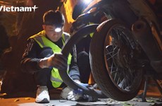 «Герои ночи» - добровольные спасатели для мотоциклов в Ханое