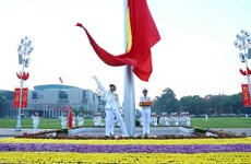 Церемония поднятия национального флага на площади Бадинь накануне праздника