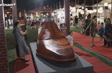 Гигантская кожаная обувь привлекает клиентов на фестивале Вьетнамской ремесленной деревни 2023 года