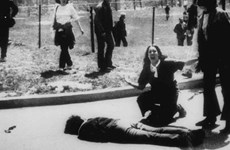 Память об антивоенной акции протеста в университетском кампусе США