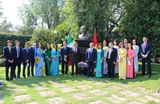 Посольство Вьетнама в Мексике возложило цветы к памятнику президента Хо Ши Мина
