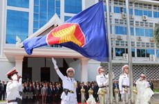 Лаос проводит церемонию поднятия флага, чтобы отметить 53-ю годовщину АСЕАН