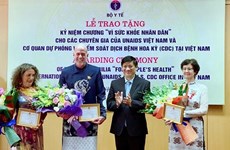 Трое иностранных экспертов удостоены награды за поддержку сектора здравоохранения во Вьетнаме