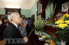 Генеральный секретарь ЦК КПВ, президент страны возложил благовония в память о президенте Хо Ши Мине